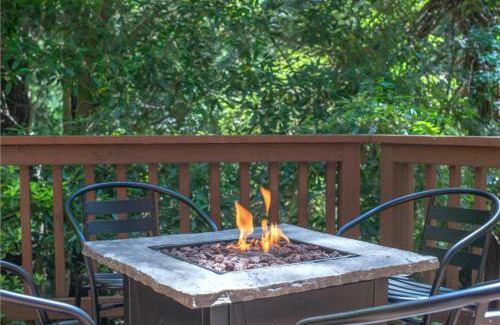 Guerneville Casa | Summit Sanctuary! Redwoods! Fire Table! BBQ Grill! Fast WiFi! Dog Friendly!