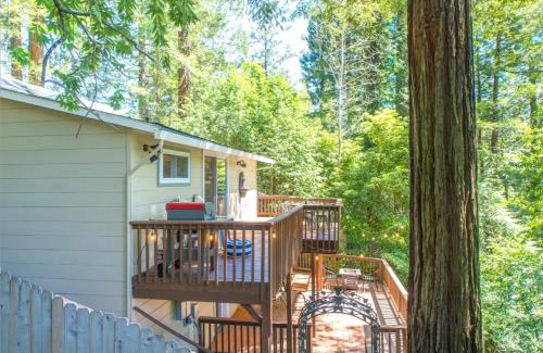 Guerneville Casa | Summit Sanctuary! Redwoods! Fire Table! BBQ Grill! Fast WiFi! Dog Friendly!