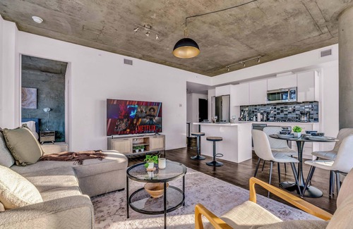 Connaught Apartamento | Summit Stay Luxe Skyline Views Pool Parking