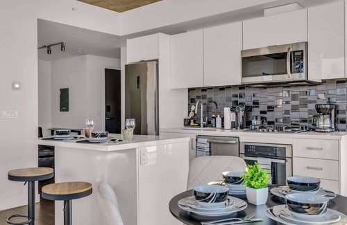 Connaught Apartamento | Summit Stay Luxe Skyline Views Pool Parking