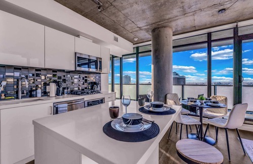 Connaught Apartamento | Summit Stay Luxe Skyline Views Pool Parking