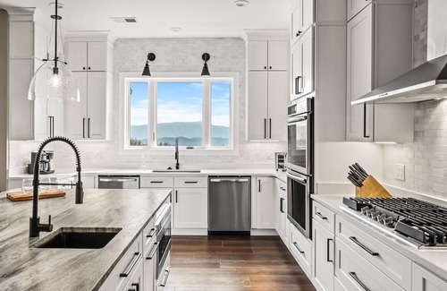 Bluff Mountain Cabina | Summit Swagger ~ Modern Luxury 7BR Home ~ Indoor Pool ~ Game Room