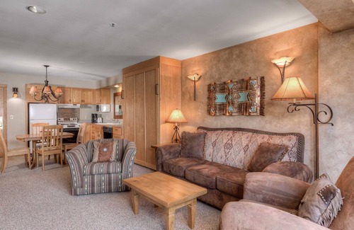 Big Sky Condominio | Summit View- Ski in/Out, Pool and Hot Tub!