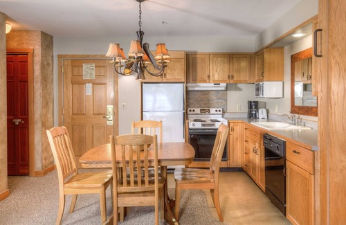 Big Sky Condominio | Summit View- Ski in/Out, Pool and Hot Tub!