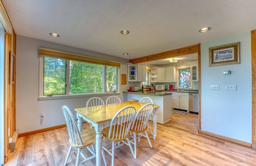 Campton Cabina | Summit Viewtopia Modern Rustic Mountain Valley View Ski Cabin Shared Pool HotTub