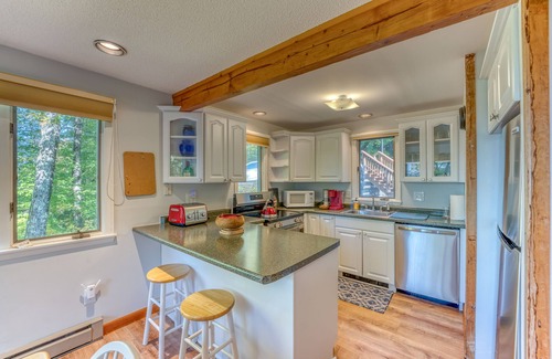 Campton Cabina | Summit Viewtopia Modern Rustic Mountain Valley View Ski Cabin Shared Pool HotTub