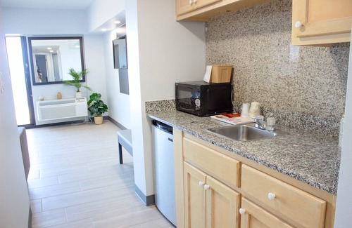 Northeast Virginia Beach Hotel | Sun and Sand Resort Oceanfront Suites