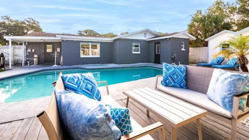 Sun Bay South Casa | Sun Bay Getaway - Backyard Pool w Winter Rates