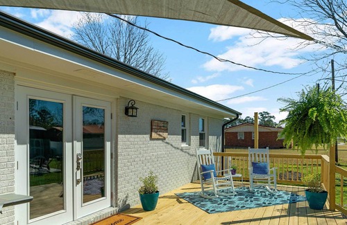 Kings Grant Casa | Sun-Dappled Getaway in Wilmington w/ Fire Pit