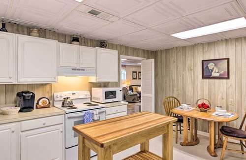 Lenoir Apartamento | Sun-Dappled Lenoir Abode w/ Patio & Yard!