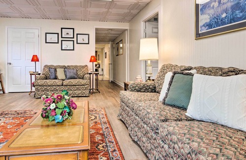 Lenoir Apartamento | Sun-Dappled Lenoir Abode w/ Patio & Yard!