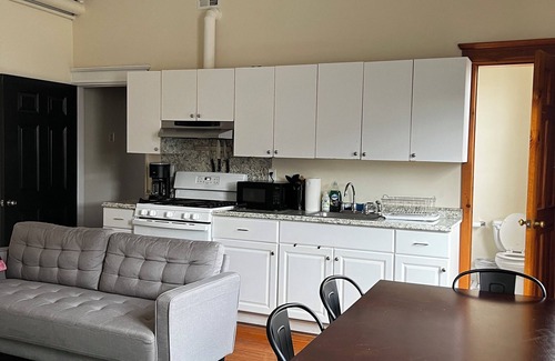 South Philadelphia Apartamento | Sun Drenched 2 Bedroom w/ Balcony & Laundry!