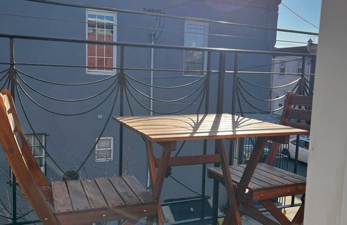 South Philadelphia Apartamento | Sun Drenched 2 Bedroom w/ Balcony & Laundry!