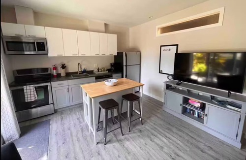 Gibsons Apartamento | Sun drenched, beach inspired, guest suite.