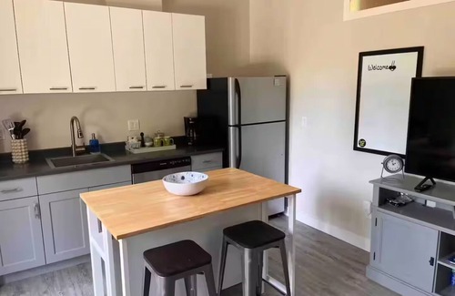 Gibsons Apartamento | Sun drenched, beach inspired, guest suite.