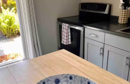 Gibsons Apartamento | Sun drenched, beach inspired, guest suite.