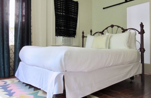 Midtown Condominio | Sun Drenched Suite In Starland District