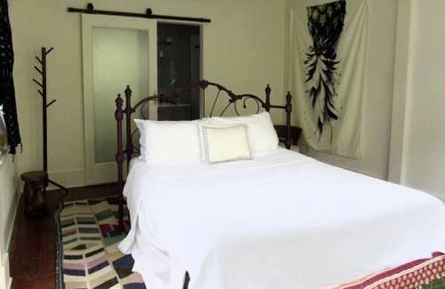 Midtown Condominio | Sun Drenched Suite In Starland District