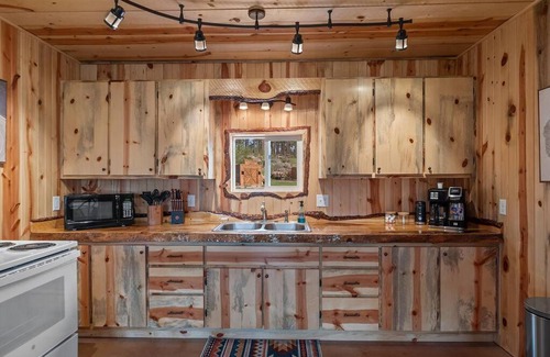 Custer Casa | Sun Filled Cabin Pond-Views BHBungalows #8