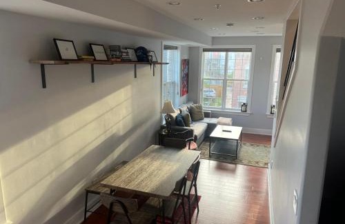Northeast Apartamento | Sun-filled Capitol Hill home w/parking & roofdeck