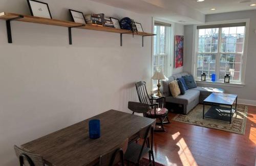 Northeast Apartamento | Sun-filled Capitol Hill home w/parking & roofdeck