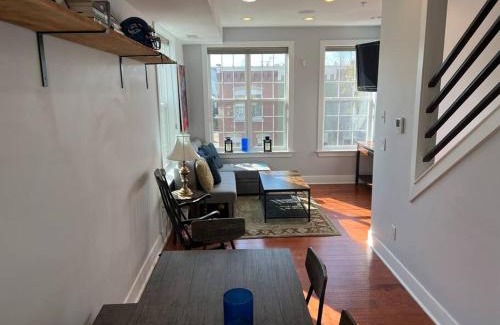 Northeast Apartamento | Sun-filled Capitol Hill home w/parking & roofdeck
