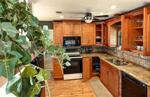 Arlington Casa | Sun & Fun 3BR Beach Home w/ Pool + Tiki Bar