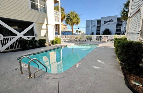Crescent Beach Casa | SUN & FUN SPACIOUS 7 BEDROOM TOWNHOME GREAT LOCATION!