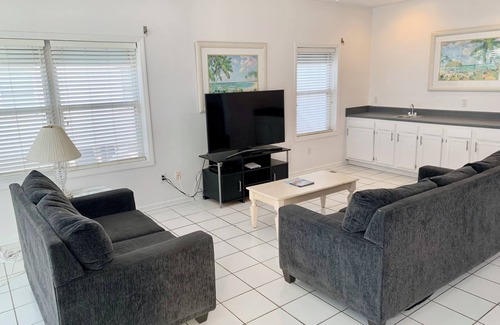 Crescent Beach Casa | SUN & FUN SPACIOUS 7 BEDROOM TOWNHOME GREAT LOCATION!
