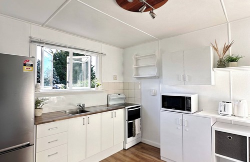 Hastings Casa | Sun-kissed Spa Retreat