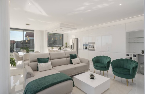 Canhas Casa | Sun, pool and comfort, The White House