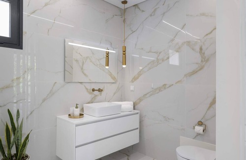 Canhas Casa | Sun, Pool and Comfort, The White House