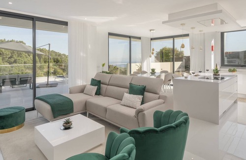 Canhas Casa | Sun, Pool and Comfort, The White House