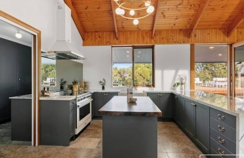 Kuitpo Otro | SUN RANCH- The perfect entertainer with unrivalled vistas & sunsets in privacy.