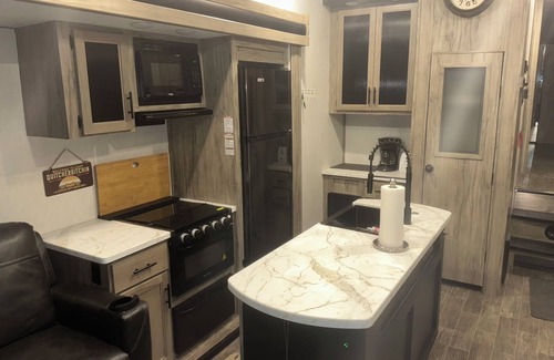 Geneva-on-the-Lake Alquiler De RV | Sun Retreats GOTL Cozy campground in lovely Geneva with AC, WiFi, fitness room