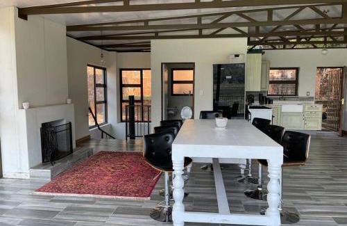 Kosmos Apartamento | Sun Room (Studio) on the edge of the Harties dam.