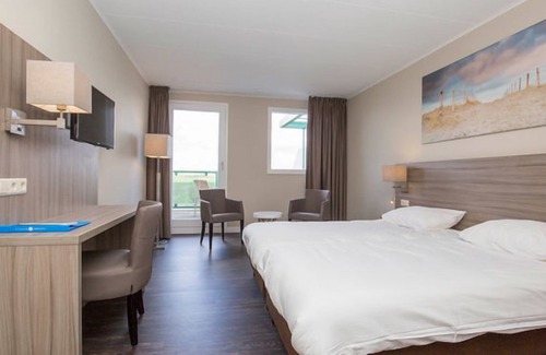 Callantsoog Hotel | Sun, Sand & Swings | Soothing Escape w/ Golf, Pool & Beach Minutes Away