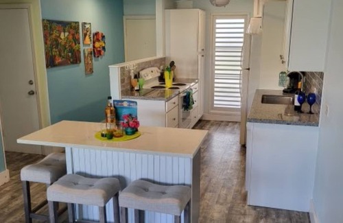 Estate Golden Rock Condominio | SOL, MAR, ARENA! Planta Baja @ Colony Cove. Excelentes tarifas!