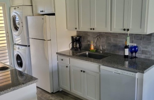 Estate Golden Rock Condominio | SOL, MAR, ARENA! Planta Baja @ Colony Cove. Excelentes tarifas!
