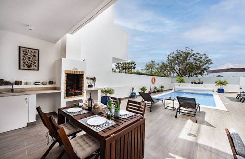 Santa Luzia Chalet De Esquí | Sol y Serenidad, Tu Villa de Ensueño