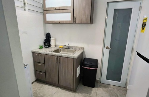 Levittown Apartamento | Sun, Shops, and Sand: Perfect Island Retreat Just a Mile to the Beach
