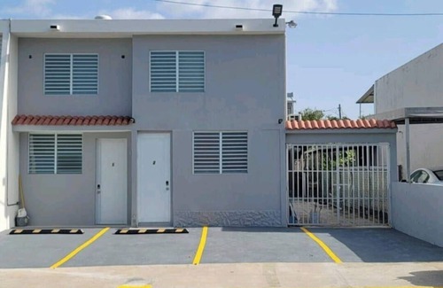 Levittown Apartamento | Sun, Shops, and Sand: Perfect Island Retreat Just a Mile to the Beach