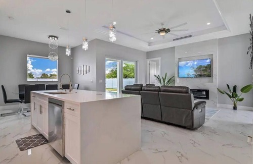 Diplomat Casa | Sun Soaked 4 Bedroom *Heated* Pool Home -BRAND NEW