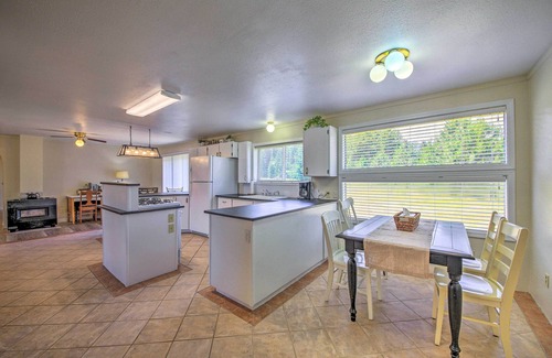 White Pine Casa | Sun-Soaked Trout Creek Escape < 2 Mi to River