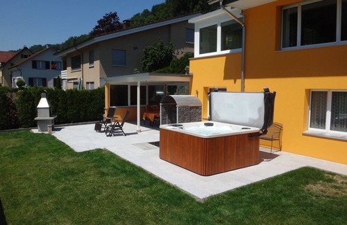 Kulm Apartamento | terraza con jacuzzi y ducha de sensaciones con vistas de bosques y prados