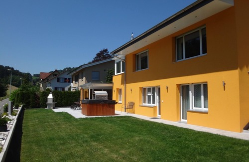 Kulm Apartamento | terraza con jacuzzi y ducha de sensaciones con vistas de bosques y prados