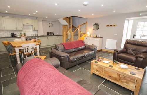 Acrefair Cabaña | SUN TREVOR BARN 2, pet friendly, with a garden in Llangollen
