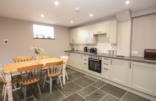 Acrefair Cabaña | SUN TREVOR BARN 2, pet friendly, with a garden in Llangollen