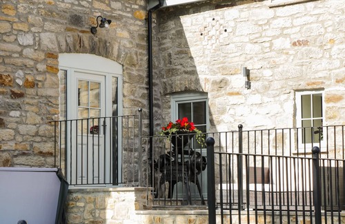 Acrefair Cabaña | SUN TREVOR BARN 2, pet friendly, with a garden in Llangollen