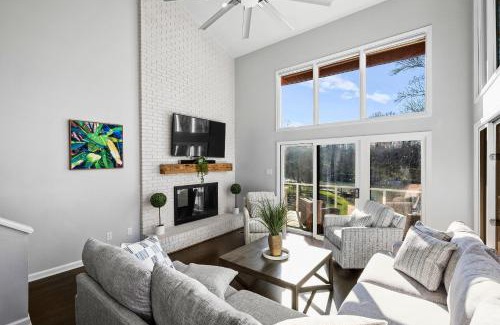 Mayhew Casa | Sun Up Sun Down by AvantStay Pool w Waterfall